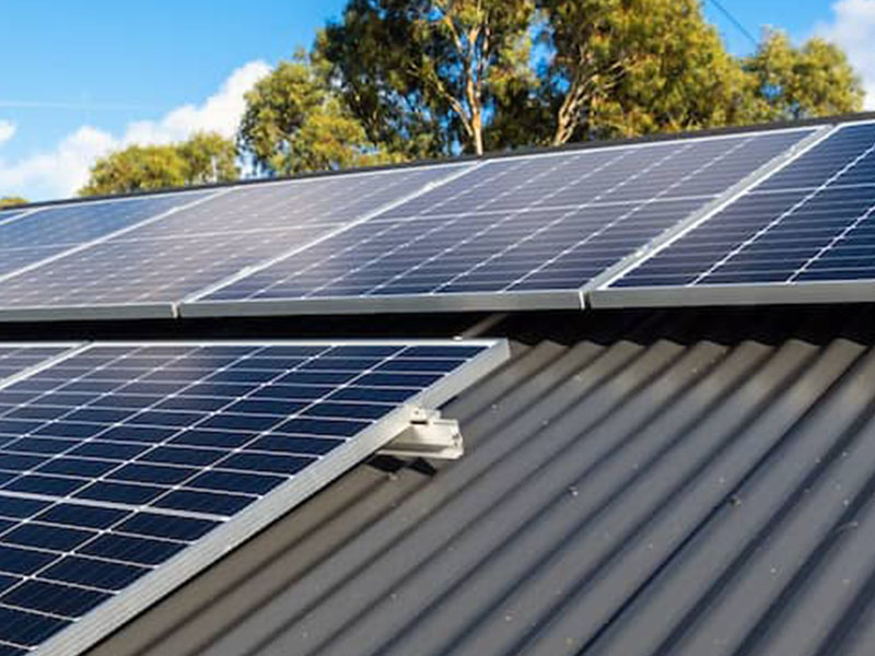
     ソーラーは金属屋根にどのように設置されますか?
    